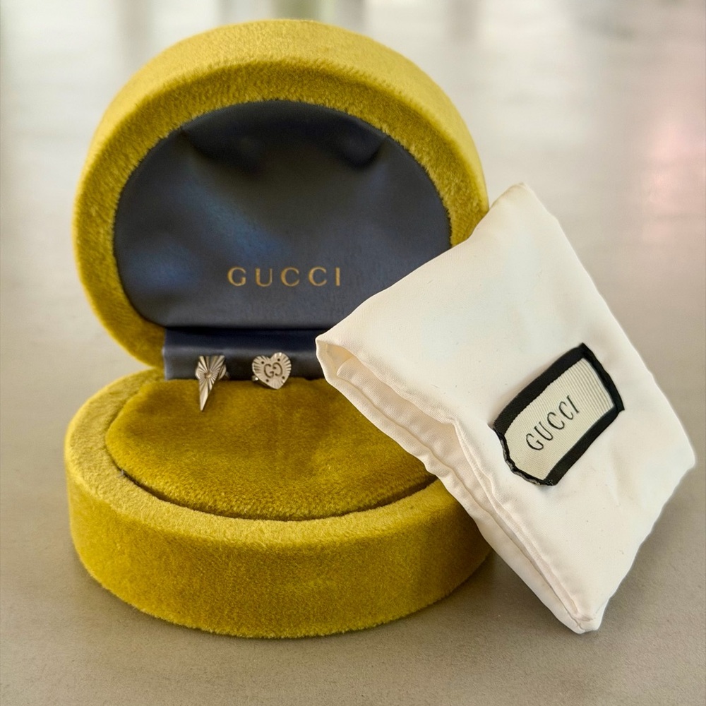 Gucci 18k Gold Earring with brilliant. Comes with box and bag